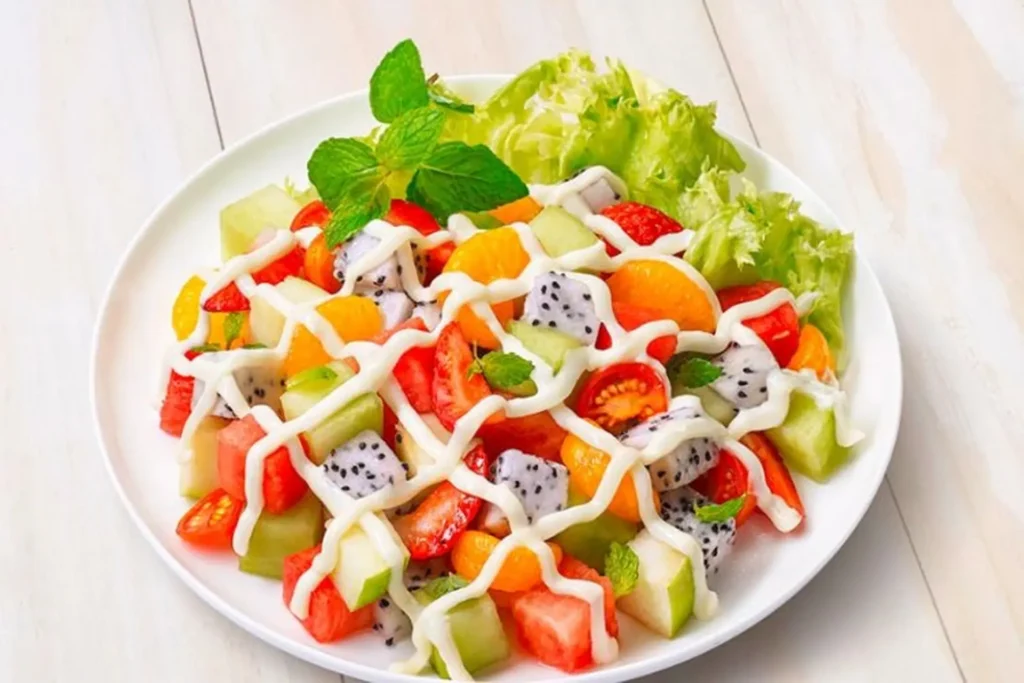 Salad trái cây và rau củ – Món giải nhiệt khỏe mạnh cho dịp nghỉ lễ 30/4 1/5